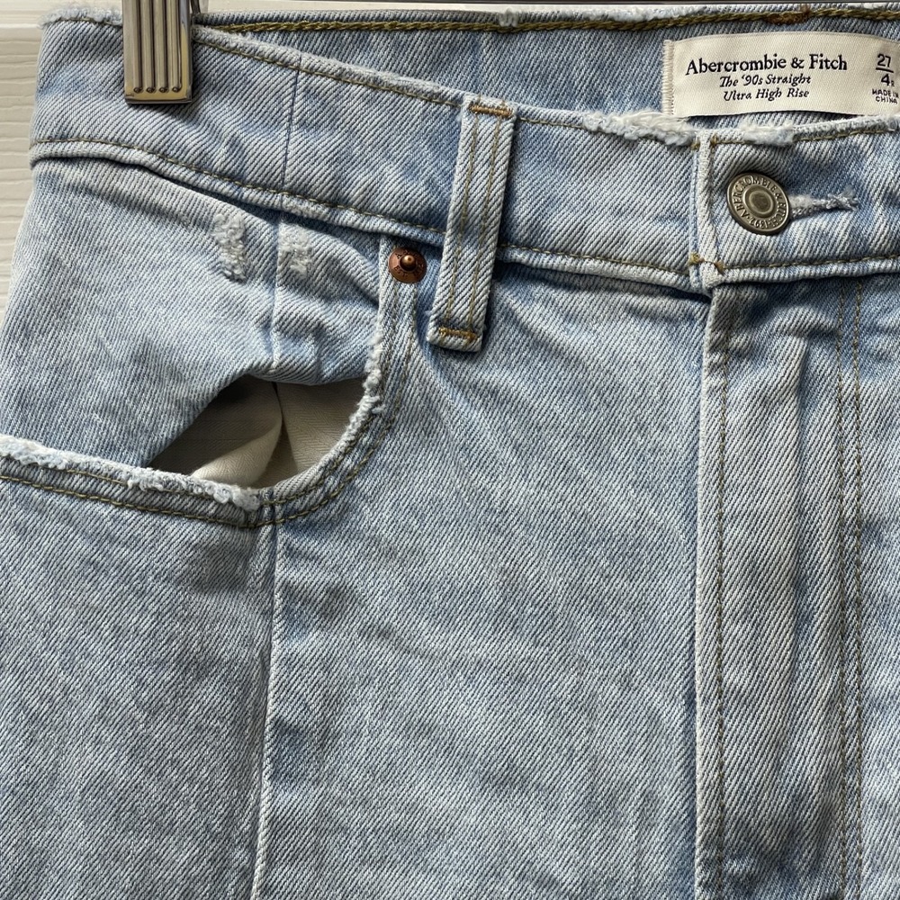 Abercrombie & Fitch Women's 27 Ultra High Rise 90's Relaxed Straight‎ Leg Denim